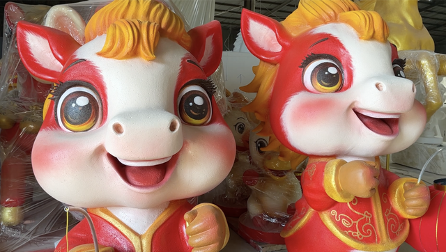 Với quy mô 2.500 m2 và đội ngũ 50 nhân viên, xưởng của anh Phan Chí Linh đang gia công hơn 300 sản phẩm ngựa, từ những chú ngựa chibi dễ thương giá 10-20 triệu đồng. Đơn hàng phần lớn ở TPHCM và các tỉnh lân cận.