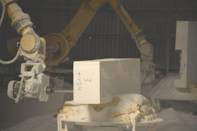 Năm nay, xưởng của anh Phan Chí Linh đã ứng dụng công nghệ robot tự động vào quy trình sản xuất, giúp cắt và tạo hình linh vật nhanh chóng và chính xác hơn