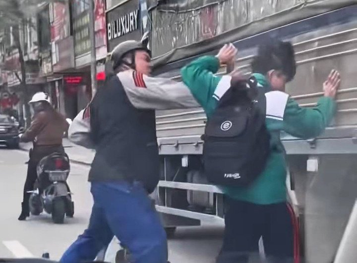 Nam học sinh bị đánh liên tiếp khiến cộng động mạng phẫn nộ, cơ quan chức năng bước đầu xác định người hành hung có bệnh án tâm thần phân liệt.