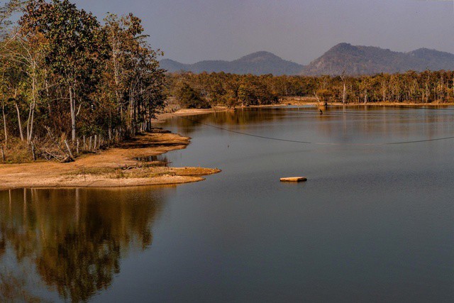 Rừng khộp ven hồ nước lớn là nơi lý tưởng để du khách cắm trại