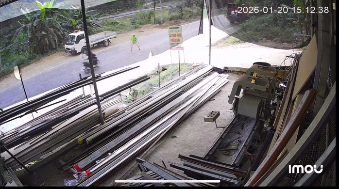 Hình ảnh Thượng úy CSGT trước khi ra hiệu lệnh dừng xe