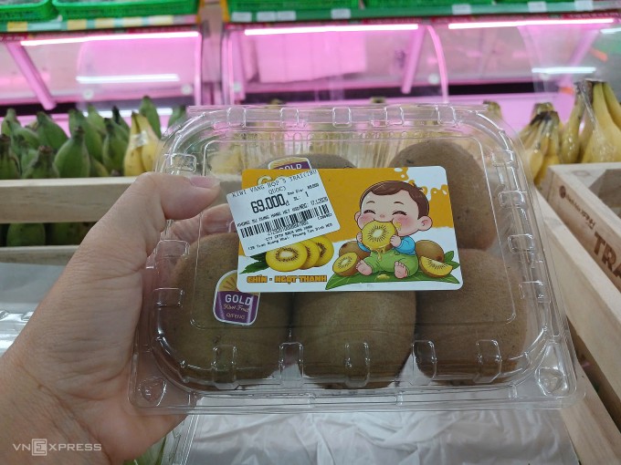 Kiwi vàng của Trung Quốc được đóng gói và bán với giá 69.000 đồng tại Bách Hóa Xanh, phường An Hội Đông (TP HCM). Ảnh: Thi Hà