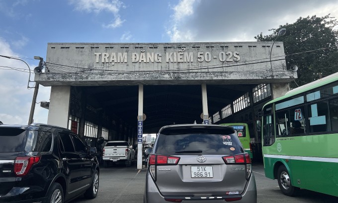 Xe chờ kiểm định tạm trại đăng kiểm TP. HCM. Ảnh: Hồ Tân