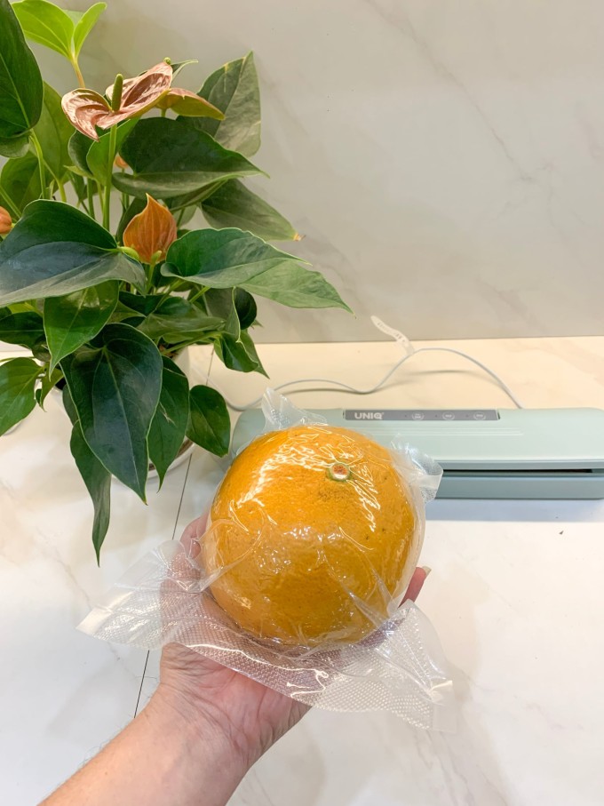 Việc hút chân không chủ yếu để giữ quả tươi lâu và mùi hương bền hơn. Ảnh: NVCC.