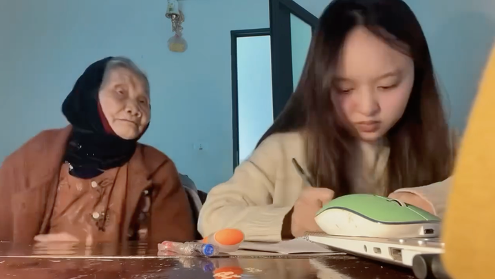 Nhiều dân mạng không khỏi cảm thấy nhớ thương bà mình sau khi xem xong clip. (Ảnh chụp màn hình)