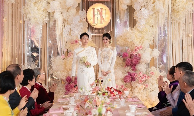 Màu cà vạt tỷ phú chọn còn đồng điệu với bộ áo dài vàng thêu hoa sang trọng của vợ ông (ngồi góc trái).