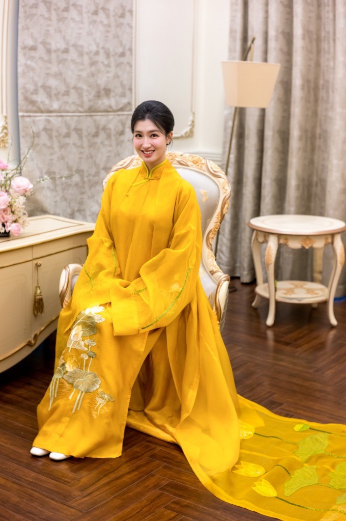 Đi cùng áo dài là áo choàng dài cả mét, thêu tay thủ công tinh xảo. Tông màu và kiểu dáng trang phục gợi nhớ đến hình ảnh của vua chúa thời xưa.