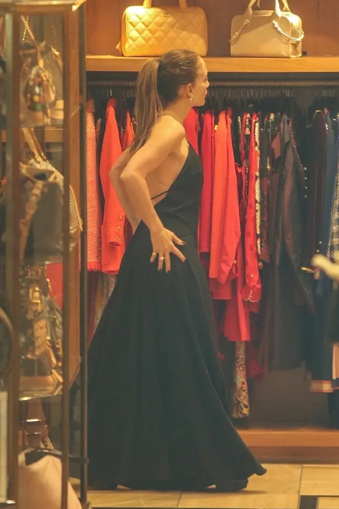 Ngôi sao Hollywood ngắm nghía những chiếc túi Chanel cổ điển màu kem và rất nhiều chiếc váy đầy màu sắc bày bán trong cửa hàng.