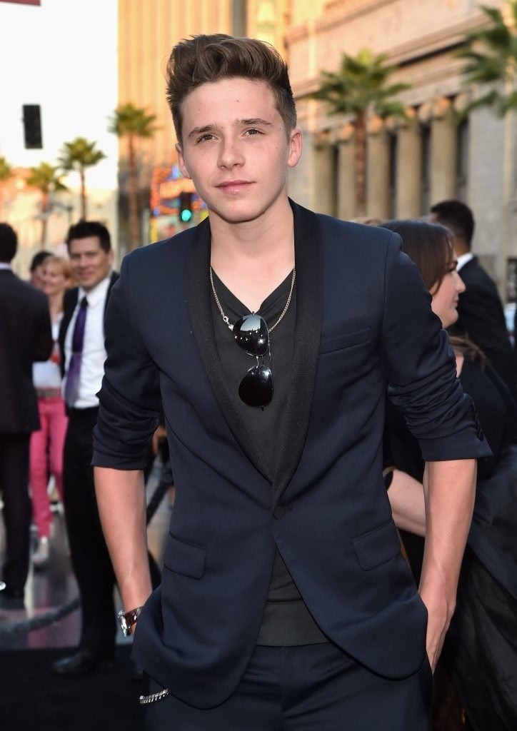 Phong cách Brooklyn ở tuổi 15 với mái tóc kiểu pompadour hiện đại. Thân hình gọn gàng, rắn rỏi giúp cậu dễ dàng mặc đẹp nhiều kiểu quần áo. Tại các sự kiện, Brooklyn ưu tiên chọn blazer, suit. Thời điểm này, song song việc học ở trường, cậu trải nghiệm công việc đầu tiên trong đời - nhân viên pha cà phê ở Tây London.