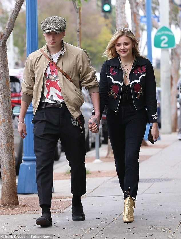 Năm 2018, Brooklyn định hình lối ăn vận thanh lịch chịu ảnh hưởng của thập niên 1940, 1950. Thời điểm này, anh hẹn hò diễn viên Chloë Grace Moretz. Ảnh: SplashNews