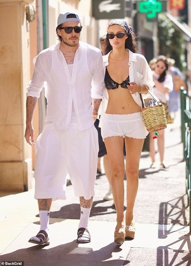 Vợ chồng Brooklyn Beckham và Nicola Peltz đồng điệu phong cách trong chuyến đi chơi năm ngoái. Ảnh: Backgrid