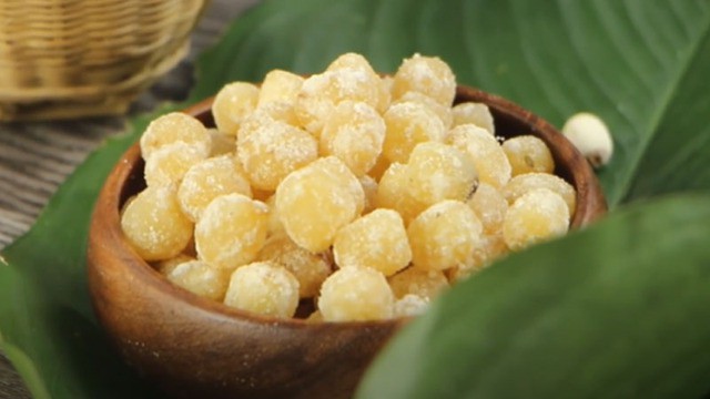 Mứt sen luôn chiếm vị trí trang trọng nhất trên khay mứt. Bạn có thể lựa chọn mứt sen trần truyền thống với lớp đường bao quanh tinh tế, mang vị ngọt bùi đặc trưng.