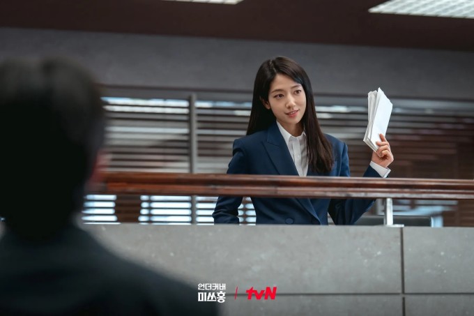 Park Shin Hye trong phim "Undercover Miss Hong". Ảnh: tvN