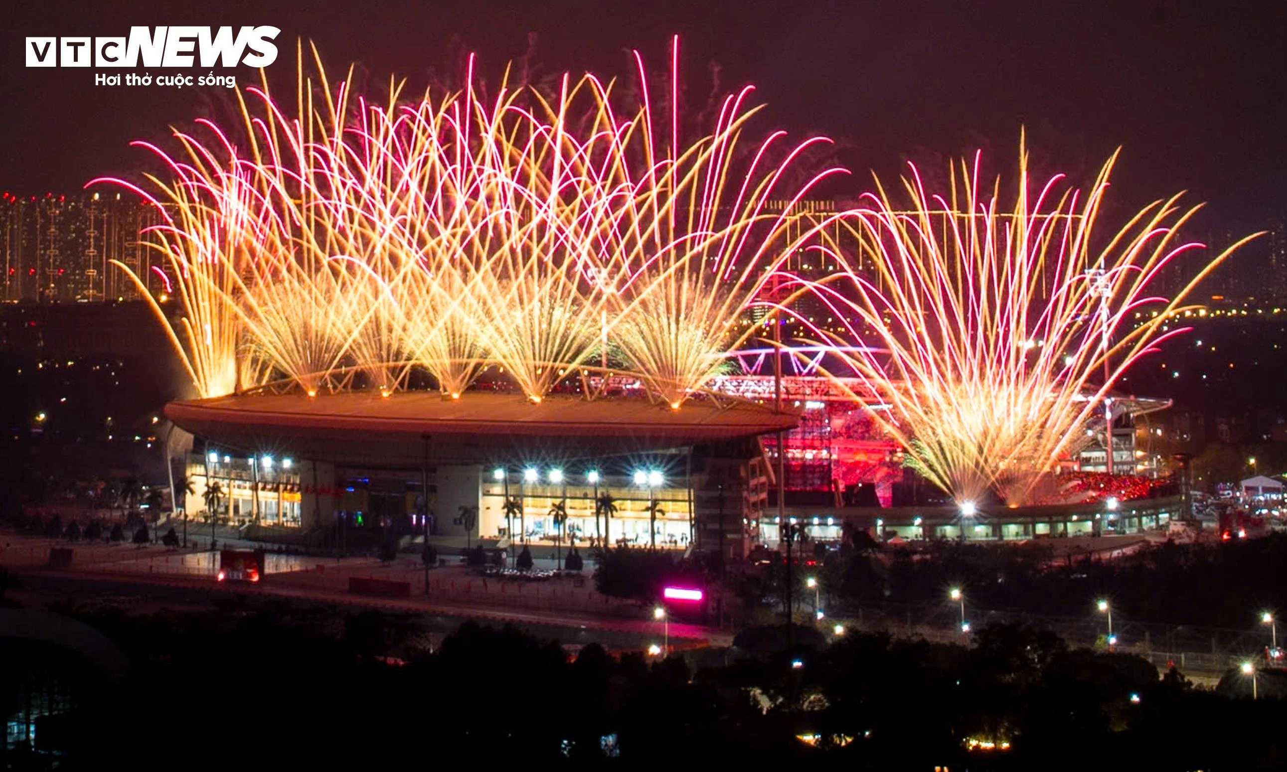 Không chỉ xuất hiện ở phần kết như thường lệ, pháo hoa được kích hoạt tại nhiều thời điểm quan trọng, tạo nên “sân khấu ánh sáng” trên bầu trời đêm Mỹ Đình.