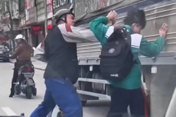 Nam sinh bị người đàn ông đấm liên tiếp vào đầu sau va chạm giao thông