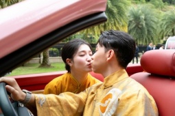 'Dâu hào môn' Phương Nhi hôn chồng đắm đuối