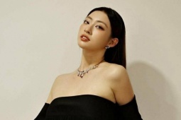 Khám túi sao: Lương Thùy Linh luôn mang theo sách bên mình