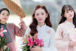 'Chị đẹp, em xinh' chen chân chụp ảnh áo dài Tết ở hồ Hoàn Kiếm