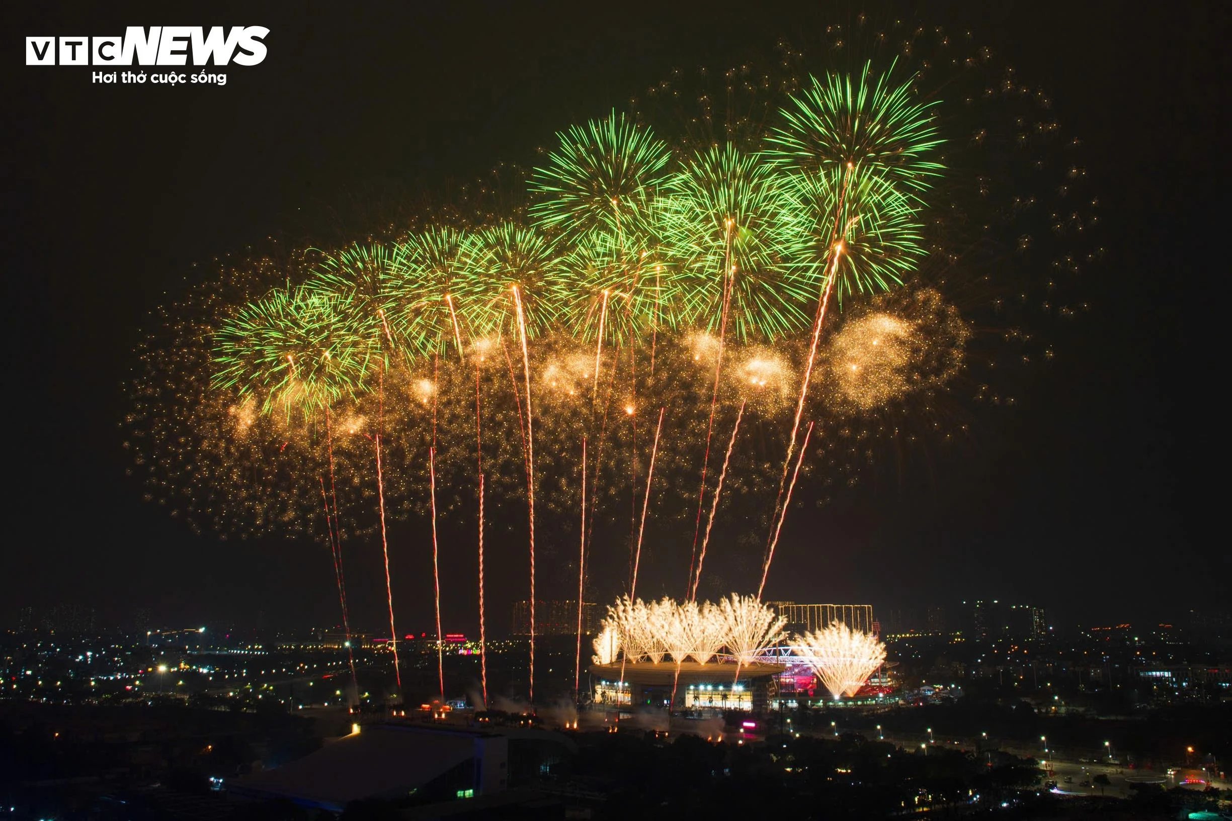 Ngay từ những loạt pháo đầu tiên, bầu trời Mỹ Đình đã rực sáng bởi các hiệu ứng ánh sáng đa lớp, được bố trí dày và liên hoàn, tạo chiều sâu không gian và cảm giác choáng ngợp cho người xem.