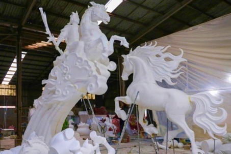 CLIP: Dùng robot chế tác linh vật ngựa độc đáo Tết Nguyên đán Bính Ngọ