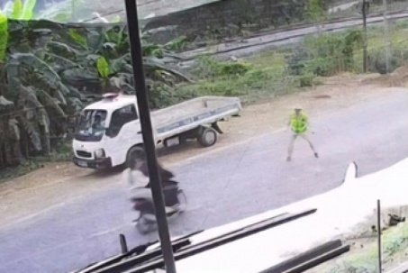 Điều tra vụ thượng úy CSGT bị xe máy tông nhập viện khi làm nhiệm vụ