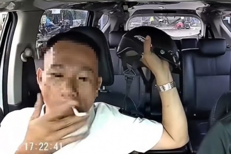 CLIP: Tài xế xe công nghệ bị khách hành hung vì chuyện hút thuốc
