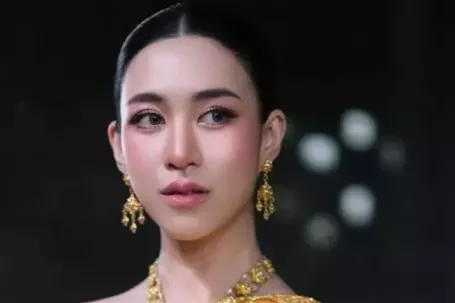 Hoa hậu 27 tuổi từ bỏ danh hiệu