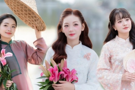 'Chị đẹp, em xinh' chen chân chụp ảnh áo dài Tết ở hồ Hoàn Kiếm