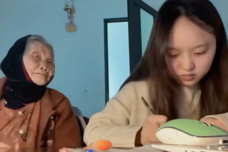 Clip bà nội ngồi bên cả buổi ngắm cháu học bài khiến dân mạng rưng rưng