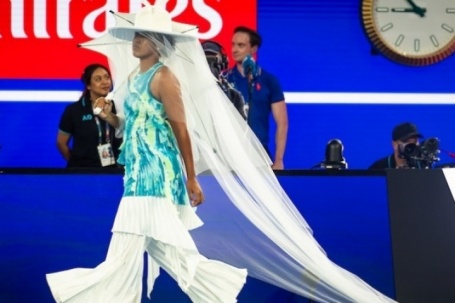 Trang phục kỳ dị của Osaka ở Australia Mở rộng 2026