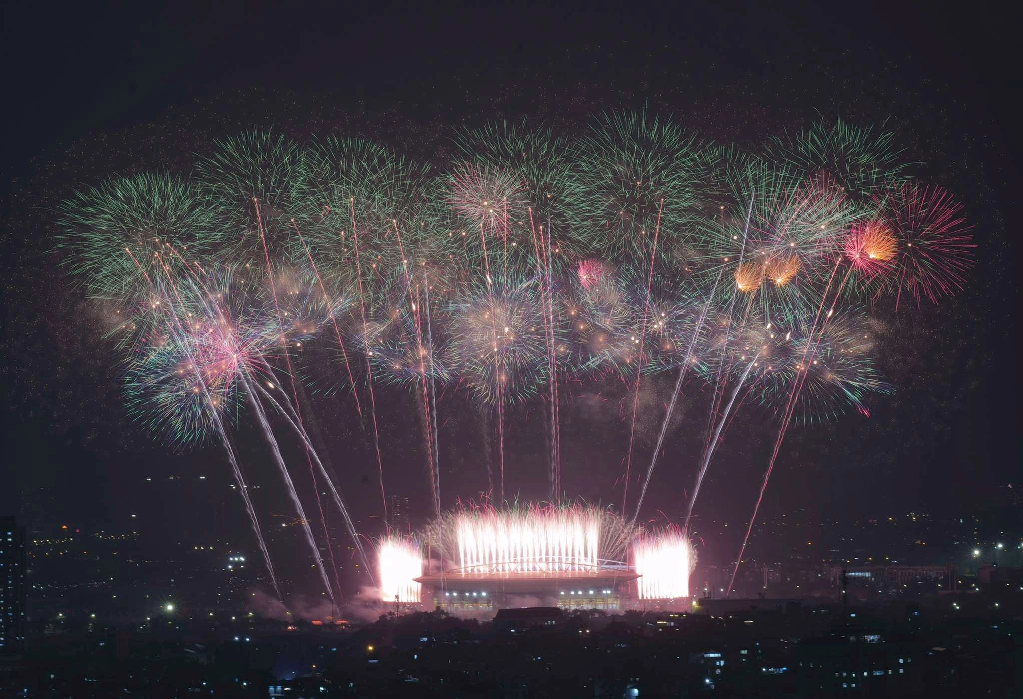 Pháo hoa nghệ thuật trong chương trình chào mừng thành công của Đại hội Đảng tối 23/1. Ảnh:&nbsp;Ngọc Thành