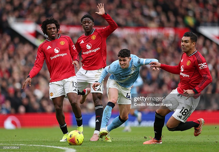 Tuyến giữa MU đang trở nên mong manh khi Carrick chỉ còn vài lựa chọn đáng tin cậy cho chặng nước rút mùa giải