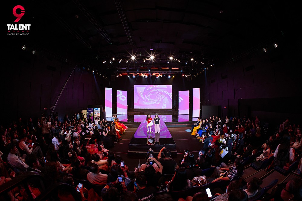 Sàn runway lấy cảm hứng từ không gian sân vận động, làm nền cho những thiết kế Sporty Chic của Chiho tỏa sáng.