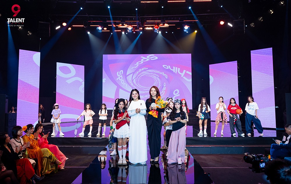 Màn chào kết đầy cảm xúc của Chiho, đánh dấu thành công rực rỡ của thời trang ứng dụng tại sàn diễn lớn.