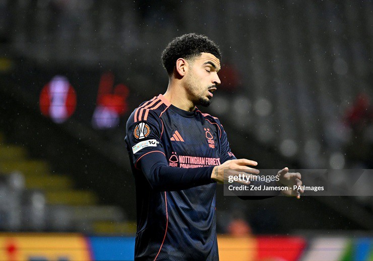 Gibbs White đá hỏng phạt đền