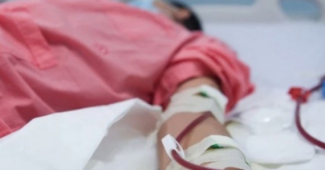 Nữ sinh 18 tuổi suy thận giai đoạn cuối bật khóc thừa nhận một sai lầm nhiều người Việt mắc phải