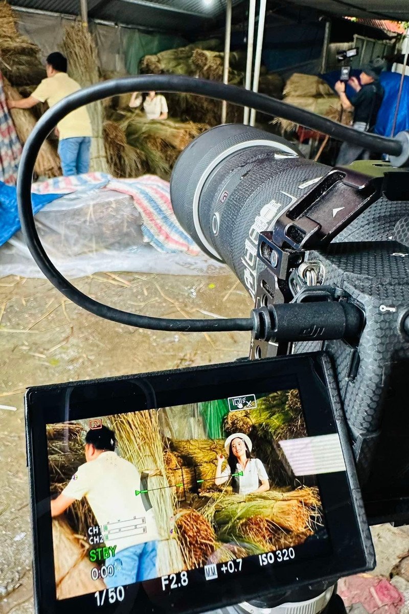 Gia đình, bạn bè và đồng nghiệp thấu hiểu, động viên Huyền Trần trước những áp lực.