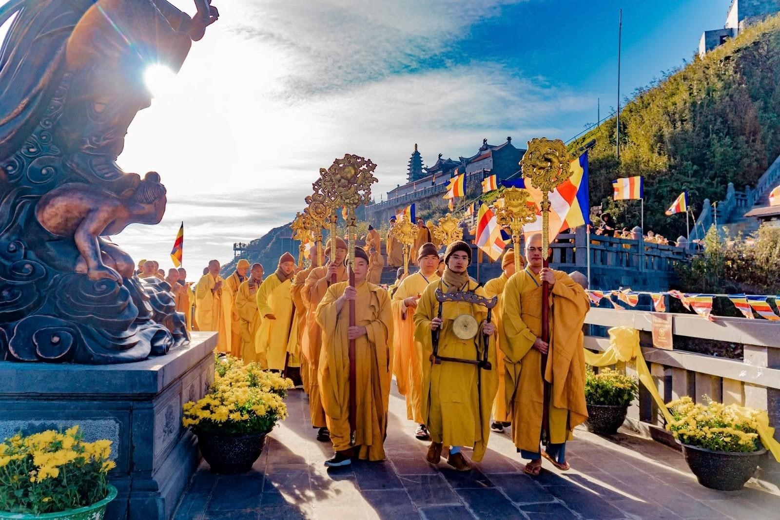 Hàng nghìn tăng ni sư, phật tử, du khách thực hiện nghi thức rước trong Lễ Mở Cổng Trời tại Fansipan (Ảnh minh họa)