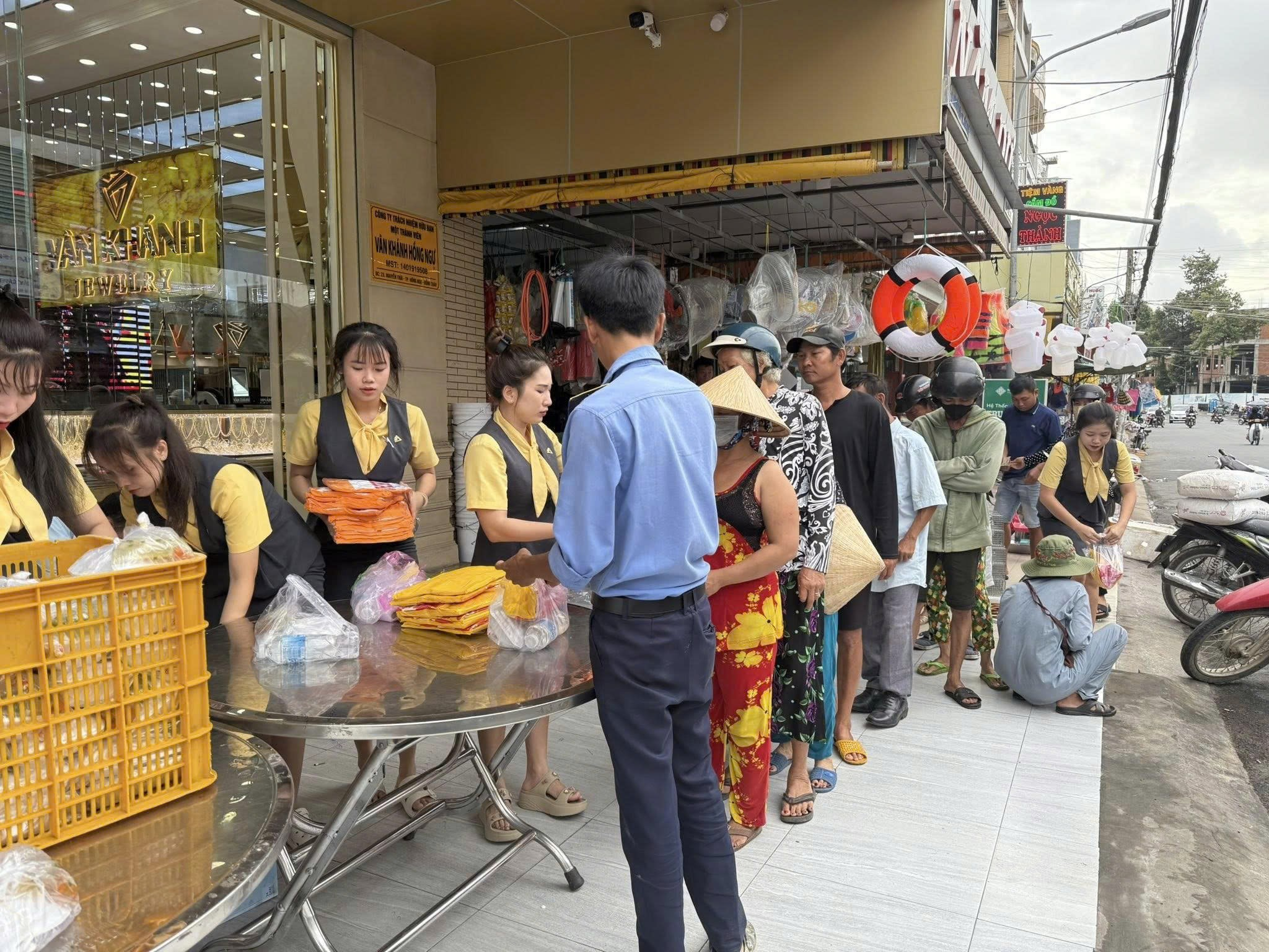 Vân Khánh Silver Gems chung tay cùng địa phương trong các chương trình vì cộng đồng - 1