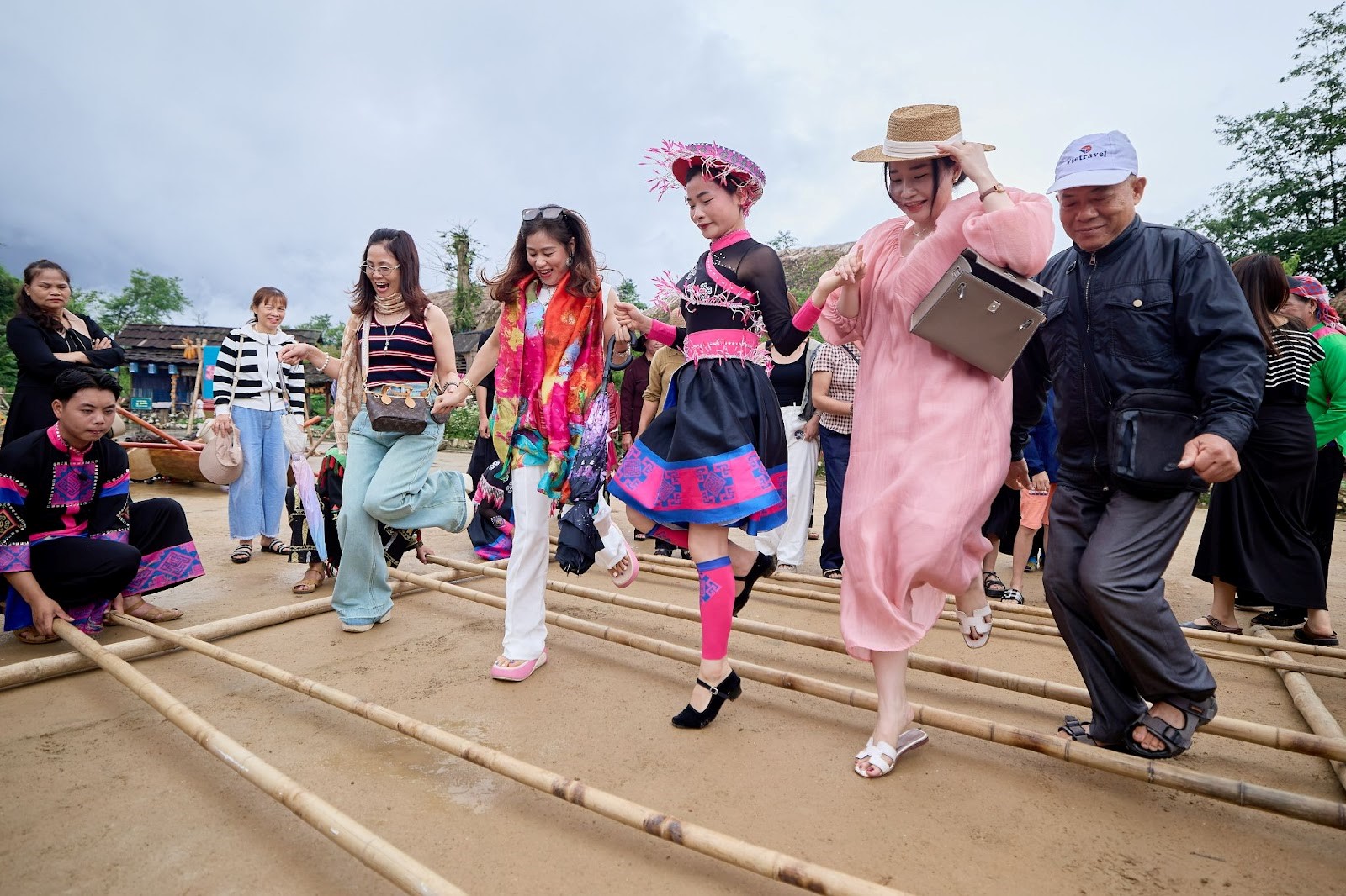 Du khách hào hứng tham gia trò chơi dân gian tại Bản Mây. (Ảnh minh họa)