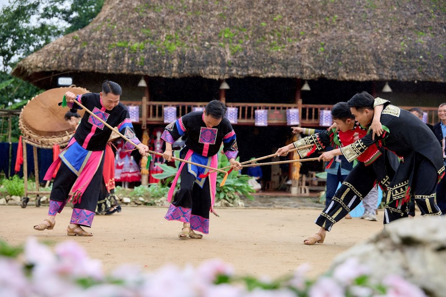 Bản Mây bừng sức sống với điệu múa, tiếng khèn và sắc phục đồng bào vùng cao. (Ảnh minh họa)