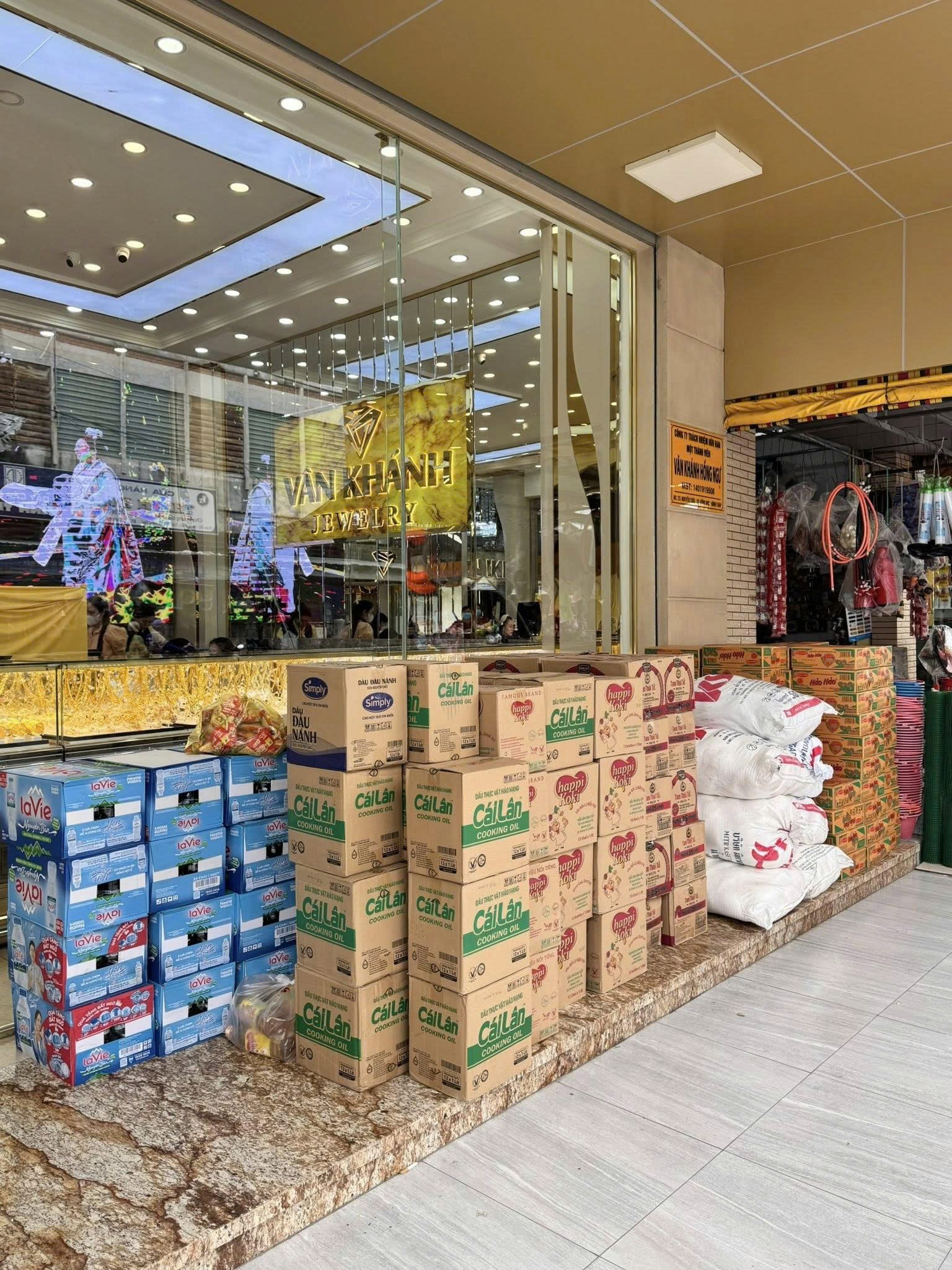 Người dân sinh sống trên địa bàn phường Hồng Ngự cho biết, họ đánh giá cao những hoạt động mang tính cộng đồng được tổ bởi Vân Khánh Silver Gems chức trong thời gian qua