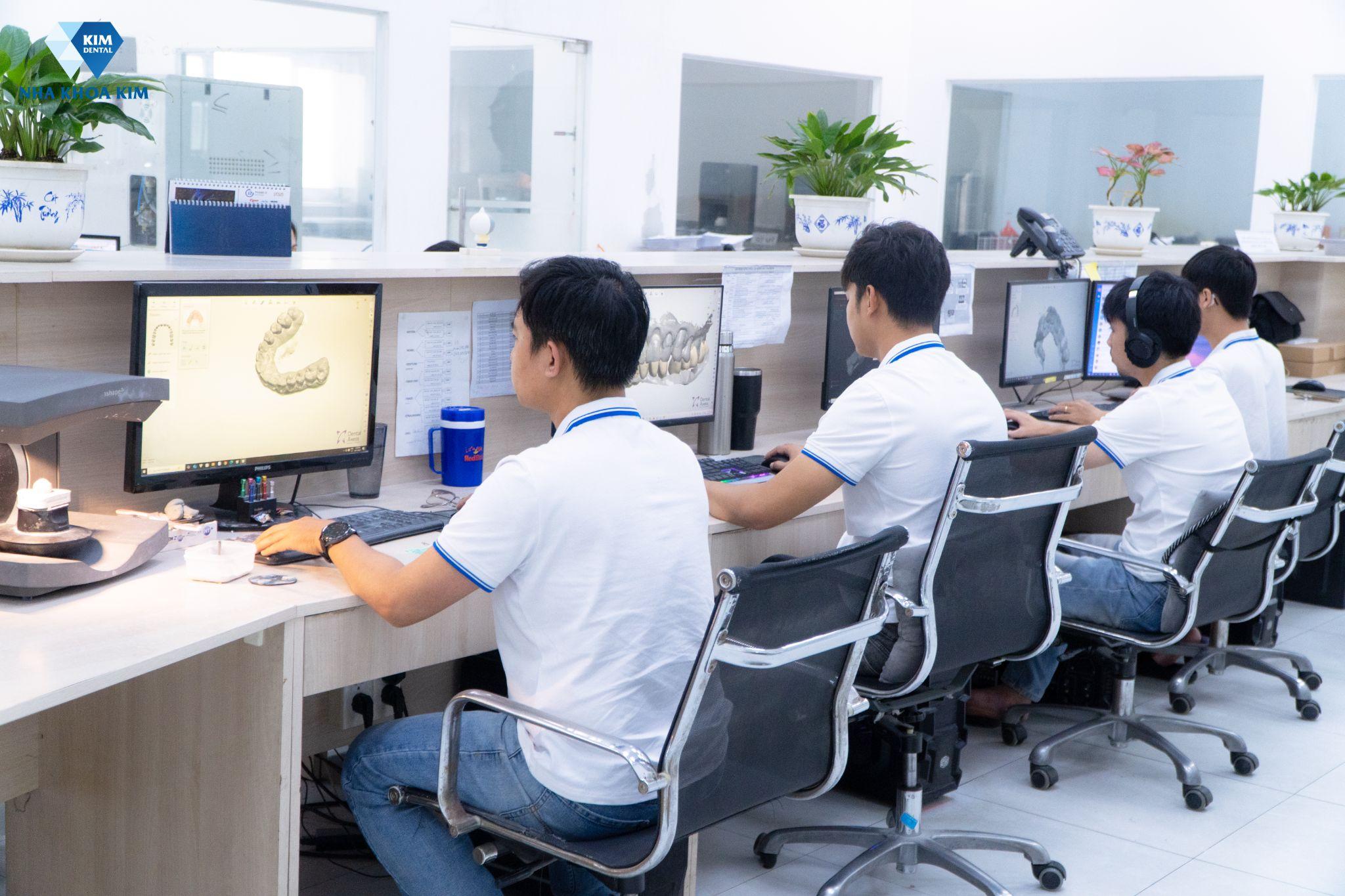 Nha Khoa Kim ứng dụng công nghệ CAD/CAM vào sản xuất răng sứ giúp độ chính xác cao và hoàn thiện chỉ sau 8 giờ.