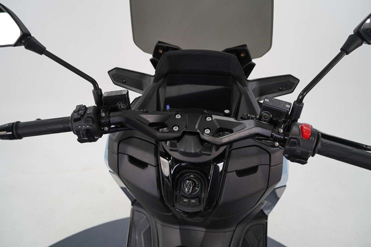 Xe tay ga mới trang bị xịn, giá bán rẻ gây áp lực cho "vua tay ga" Honda - 4