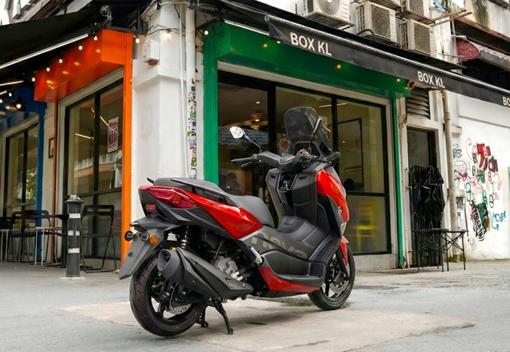 Xe tay ga mới trang bị xịn, giá bán rẻ gây áp lực cho "vua tay ga" Honda - 7