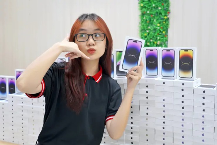 Chiếc iPhone Pro Max trông rất thời thượng, cứng cáp và chụp đẹp để du Xuân