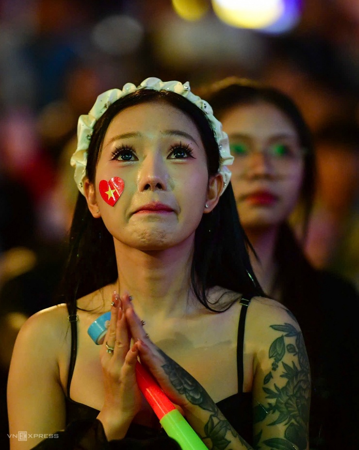 Người hâm mộ vỡ oà U23 Việt Nam thắng Hàn Quốc ở loạt luân lưu - 3