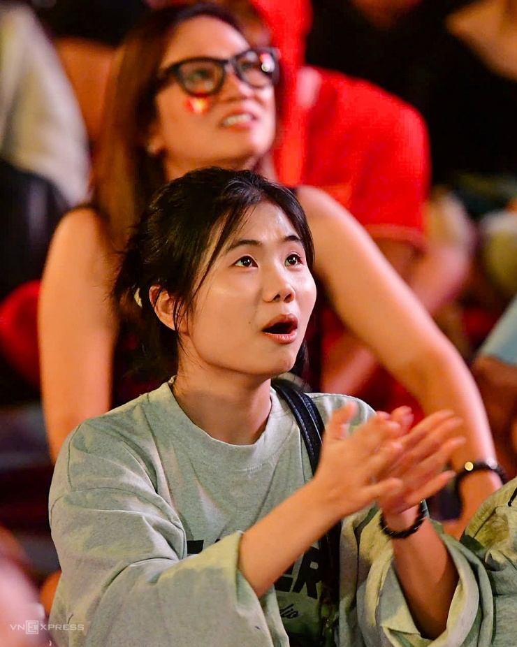 Người hâm mộ vỡ oà U23 Việt Nam thắng Hàn Quốc ở loạt luân lưu - 2