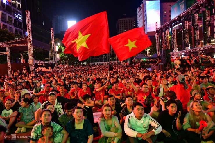 Đông đảo cổ động viên giương cờ Tổ quốc cổ vũ tuyển Việt Nam ở hiệp phụ thứ hai đầy kịch tính.