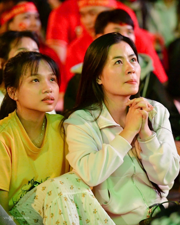 Những giây phút hồi hộp khi tuyển Việt Nam liên tục bị ép sân.